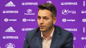 Fran Sánchez, director deportivo del Real Valladolid, tiene mucho trabajo.
