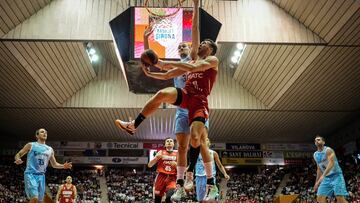 Brae Ivey, alero del Giron, trata de encestar ante la oposición de Matt Haarms, pívot neerlandés del Zunder Palencia.