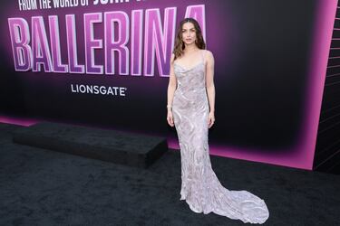 Ana de Armas posa en la alfombra roja del estreno de la película "Ballerina" en Los Ángeles, California.