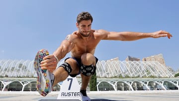 Valencia acoge durante todo el fin de semana la sexta edición del torneo de fitness Taronja Games, un evento que reúne a un total de 144 deportistas de once nacionalidades diferentes. En la imagen, uno de los atletas participantes en la prueba realiza un