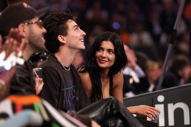Kylie Jenner junto a Timothée Chalamet en las gradas del Madison Square Garden para presenciar el cuarto partido de la eliminatoria de Playoffs entre los Boston Celtics y los New York Knicks.