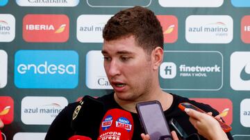 El ala-pívot de la selección masculina de baloncesto Joel Parra atiende a los medios tras entrenar este martes en el Pabellón Triángulo de Oro de Madrid.