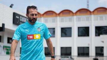 GRAFCVA5138. PATERNA (VALENCIA), 17/08/2023. El técnico del Valencia CF, Rubén Baraja, se dirige a la rueda de prensa que ha ofrecido en la previa del partido de la segunda jornada de La Liga ante la UD Las Palmas. EFE/Biel Aliño
