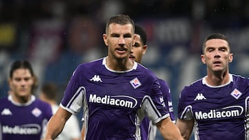 Soccer Football - UEFA Conference League - Play Off - Second Leg - Fiorentina v FC Polissya Zhytomyr - Mapei Stadium - Citta del Tricolore, Reggio Emilia, Italy - August 28, 2025 Fiorentina's Edin Dzeko celebrates scoring their third goal REUTERS/Jennifer Lorenzini