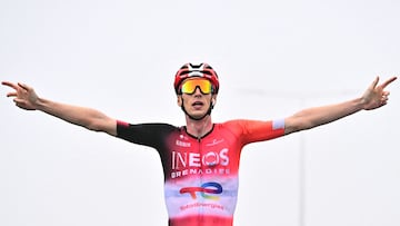 Thymen Arensman celebra su victoria en Superbagnères.