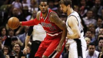 LaMarcus Aldridge postea ante Tiago Splitter en mayo de 2014.