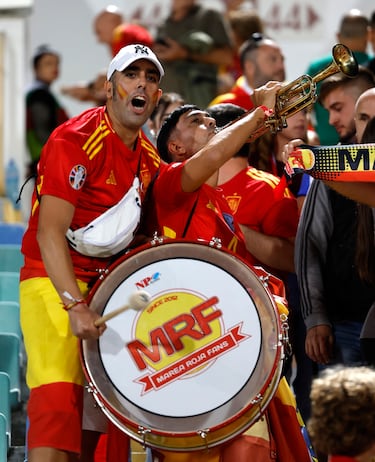 Aficionados españoles en el estadio Nacional Vasil Levski.