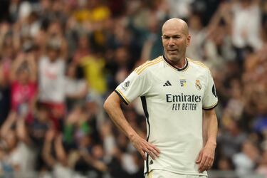 Zinedine Zidane volvió al Santiago Bernabéu, para vestirse de corto, tres años después de su marcha del banquillo madridista.