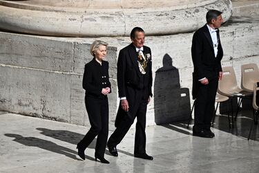 La presidenta de la Comisión Europea, Ursula von der Leyen, camina antes de la misa funeral del Papa Francisco, en la Plaza de San Pedro.