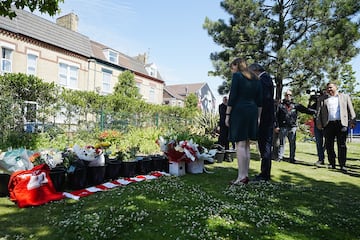 La viceprimera ministra Angela Rayner y Steve Rotheram, alcalde de la ciudad de Liverpool, dejan un homenaje floral en memoria de Diogo Jota