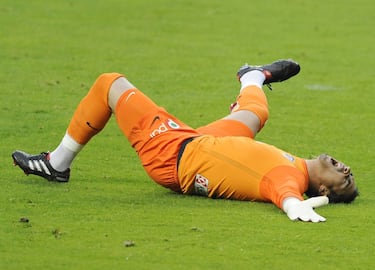 Se puede decir que el talón de Aquiles del portero español son sus rodillas. Ha superado nada más y nada menos que cuatro roturas de ligamento cruzado, una de las más temidas lesiones de un deportista. La primera vez fue cuando militaba el Atlético de Madrid en el año 2010. La última, como portero del Villarreal en el año 2017 en un partido ante el Real Madrid. En total, sus rodillas le han tenido apartado de los terrenos de juego más de 800 días.