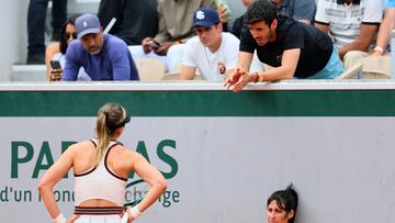 Paula Badosa habla con Pol Toledo durante su partido contra Elena Gabriela Ruse en Roland Garros.
