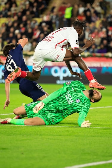 Wilfried Singo jugador del Mónaco golpeó con la bota el rostro de Donnarumma, el guardameta italiano fue atendido en el terreno de juego y no pudo continuar en el terreno de juego.