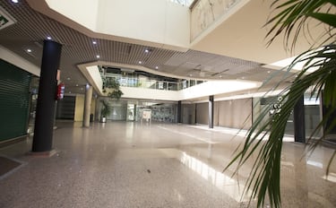 Vista interior del centro comercial tras el cierre de sus tiendas. 