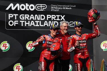 Marc Márquez con Francesco Bagnaia, ambos de Ducati, posan en el podio tras la carrera. 