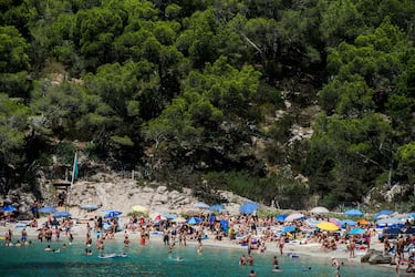 Pertenece al municipio de Sant Antoni de Portmany, al norte de la isla de Ibiza. Está rodeada de bosques, lo que hace que cualquiera que la visite se quede anonadado con su paisaje. Desde sus aguas podréis avistar la isla Conejera que, según cuentan, oculta una misteriosa leyenda de brujas.