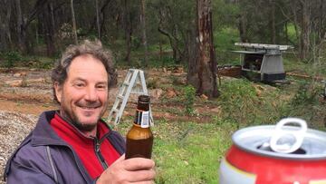 Ricky Gath, inventor del primer casco de surf, con una cerveza en la mano.