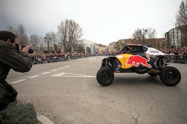 La ganadora del Rally Dakar 2024, Cristina Gutiérrez, realiza un circuito urbano por las calles de Burgos.