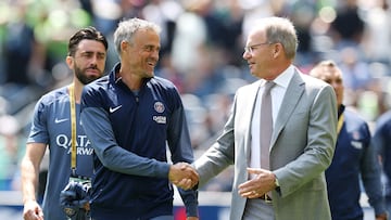 Brian Schmetzer y Luis Enrique departen antes del partido entre Seattle Sounders y París Saint-Germain, en Lumen Field.
