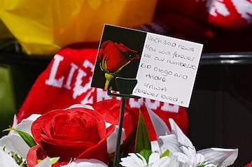 Homenajes en el estadio Anfield, sede del Liverpool, en memoria de Diogo Jota, fallecido a los 28 años.