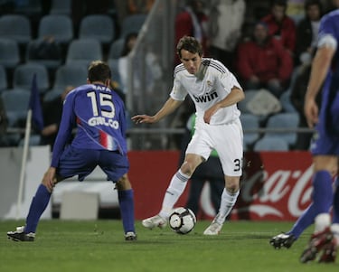 Debutó en marzo de 2010 en un partido de Liga contra el Getafe. Desde entonces jugó en Getafe, Elche, Deportivo de la Coruña, Huesca y Agrupación Deportiva Alcorcón. 