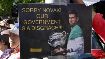Cartel de Novak Djokovic en plena manifestación de sus seguidores.