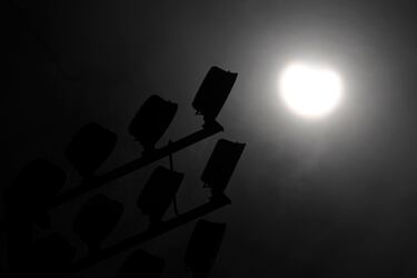 Vista general desde el interior de Craven Cottage durante un eclipse solar.