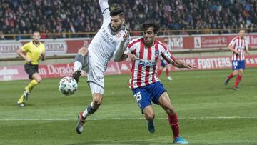 Manu Sánchez ante Gudiño en el partido del Atlético esta temporada frente a la Cultural Leonesa.