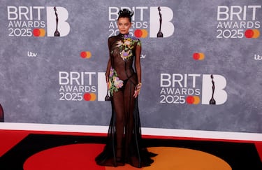 Maura Higgins posa en la alfombra de los Brit Awards 2025.