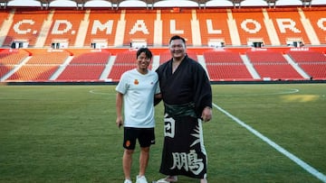 El legendario yokozuna japonés, Hakuho Sho, y el futbolista del Mallorca, Takuma Asano, en Son Moix.