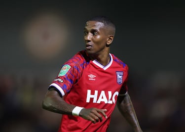 El Ipswich Town ha fichado al veterano Ashley Young de 40 años durante este mercado de verano, con el objetivo de volver a la Premier League. El polivalente futbolista inglés ha desarrollado gran parte de su carrera en la Premier League, salvo esta campaña y otras dos en Italia con el Inter de Milán, llegando a ganar como ‘nerazzurri’ la Serie A. Se le recuerda por su larga estancia en el Manchester United, donde levantó una Premier League y la Europa League. Sin embargo, con la selección inglesa nunca llegó a destacar, ya que, a pesar de jugar la Eurocopa de 2012, tiene la espinita de no haber sido convocado para un Mundial.