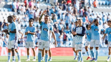 Iago Aspas y sus compañeros del Celta saludan a la afición de Balaídos tras la derrota contra el Getafe.