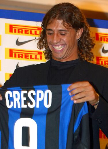 Cuando Ronaldo se marchó del Inter, este tuvo que buscarle un sustituto de urgencia. En 2002 se marchó al Inter procedente de la Lazio a cambio de cuarente millones de eruos. Únicamente defendió la camiseta del equipo italiano una temporada (02/03) ya que al año siguiente de marcharía al Chelsea. 