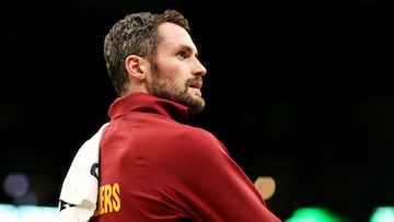 Kevin Love, ala-pívot de Cleveland Cavaliers, durante un tiempo muerto ante Boston Celtics.