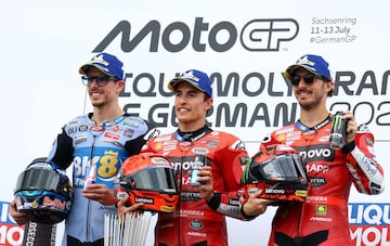 Marc Márquez encabeza el podio tras su victoria en la carrera del GP de Alemania. Junto a él, su hermano Álex que fue segundo y Pecco Bagnia qu4e terminó entercera posición.