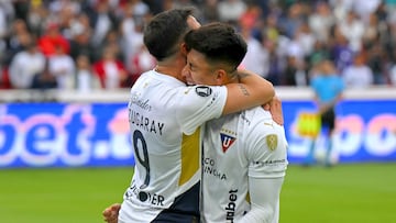 Liga de Quito's Bolivian midfielder #15 Gabriel Villamil (R) celebrates with teammate Argentine forward #09 Lisandro Alzugaray (L) after scoring his team's first goal during the Copa Libertadores round of 16 second leg football match between Ecuador's Liga de Quito and Brazil's Botafogo at the Rodrigo Paz Delgdo Stadium in Quito on August 21, 2025. (Photo by Rodrigo BUENDIA / AFP)