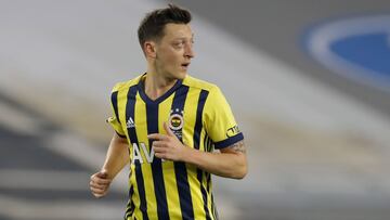 Soccer Football - Super Lig - Fenerbahce v Galatasaray - Sukru Saracoglu Stadium, Istanbul, Turkey - February 6, 2021 Fenerbahce's Mesut Ozil in action Pool via REUTERS/Kenan Asyali