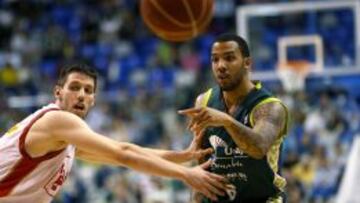 El base estadounidense del Unicaja Marcus Williams lanza el balón ante la presión del base belga del CAI Zaragoza Sam Van Rossom.