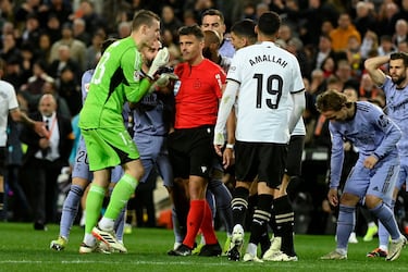 Los jugadores del Real Madrid protestan al árbitro del encuentro, Gil Manzano, tras la decisión de anular el gol a Jude Bellingham. En la imagen, Lunin pide explicaciones al colegiado del partido.