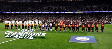 Formación de los equipos del Real Madrid y Manchester City en el centro del campo del estadio Santiago Bernabéu.