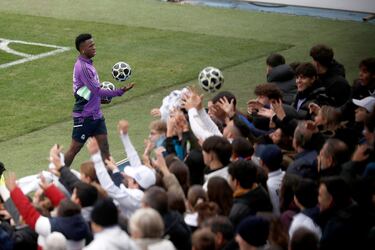 Vinicius Júnior regala balones a los seguidores del club blanco presentes en el estadio Alfredo Di Stéfano. 