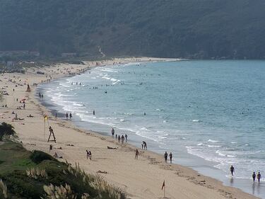 Se encuentra a los pies del monte Buciero y es uno de los lugares más bellos de Cantabria. Las fuertes corrientes de sus aguas hacen que sea una de las playas favoritas de los surfistas más experimentados.