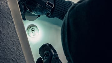Ladrón forzando una cerradura de vivienda