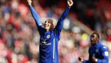 Esteban Cambiasso, en un partido con el Leicester.
