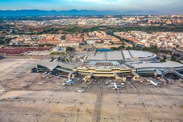 Construido en 1933 y también denominado como Aeropuerto Internacional de Valencia-Manises es un importante centro de negocios y turismo de la zona. Su puesto a nivel global es 103º.