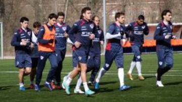 A LO SUYO. Los jugadores del Guadalajara se entrenaron ayer ajenos a los problemas del club.