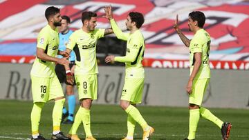 Los jugadores del Atlético celebran la victoria ante el Granada.