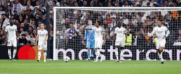 1-3. Los jugadores del Real Madrid tras el tercer tanto de Tijjani Reijnders .