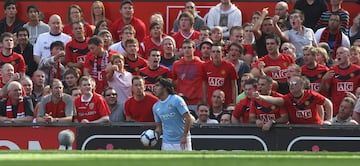 Tras jugar y triunfar en el Manchester United, el argentino fichó en 2009 por el club vecino, el Manchester City. Old Trafford nunca le perdonó y en su reencuentro los diablos rojos convirtieron el estadio en un auténtico infierno para Tévez, con pancartas de “Rata” y abucheos masivos. Además, el jugador citizen alimentó la rivalidad con frases provocadoras.