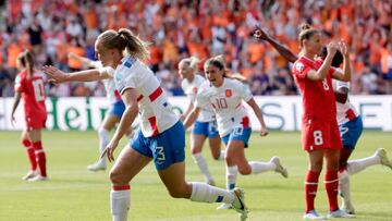 SHEFFIELD, UNITED KINGDOM - JULY 17: Stefanie van der Gragt of Holland Women celebrates 0-1 during the EURO Women match between Switzerland v Holland at the Bramall Lane on July 17, 2022 in Sheffield United Kingdom (Photo by Rico Brouwer/Soccrates/Getty Images)